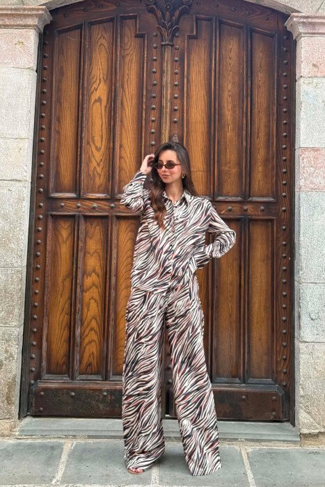 SET ME PRINTE KAFSHESH KEMISHE + PANTALLONA TE GJERA PER FEMRA NE NGJYRE KAFE - KLAUDIO FASHION