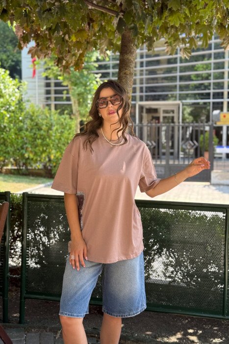 T-SHIRT NJË NGJYRËSH ME DIZAJN PËR FEMRA NË NGJYRËN KAFE E ZBARDHUR 