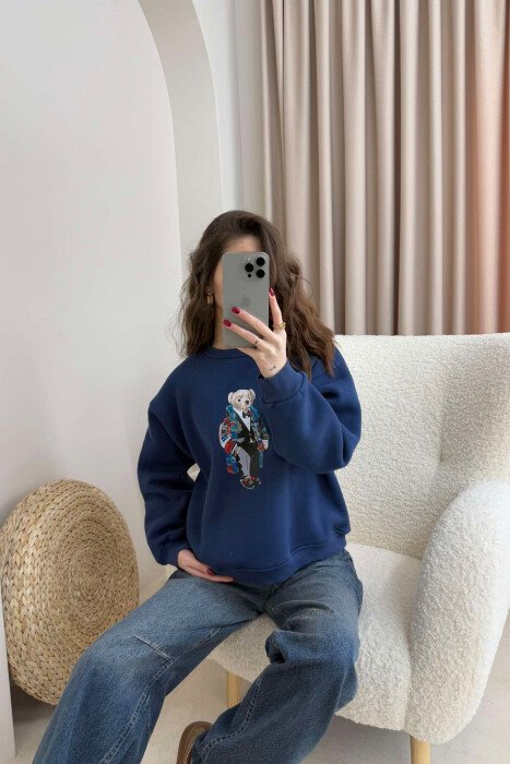 BLUZË ME PUSH ME IMAZHIN E ARUSHIT PËR FEMRA NË NGJYRËN BLU - KLAUDIO FASHION