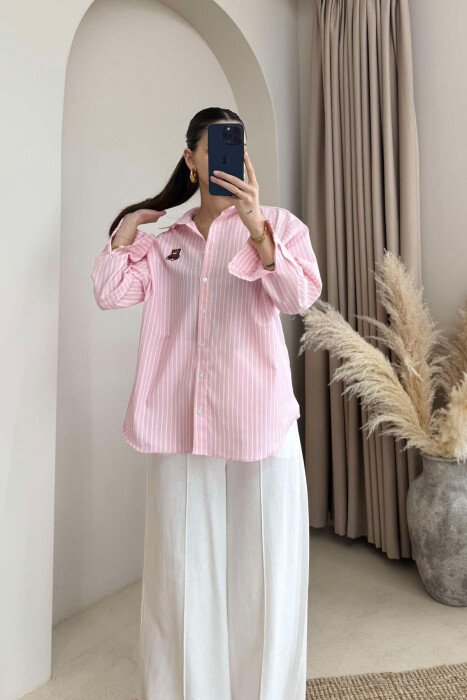 KËMISHË ME VIJA ME LOGON E ARUSHIT PËR FEMRA NË NGJYRËN ROZË - KLAUDIO FASHION