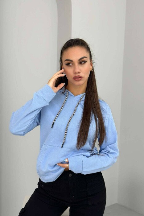 BLUZË E THJESHTË ME KAPUC PËR FEMRA NË NGJYRË BLU E ZBARDHUR - 1