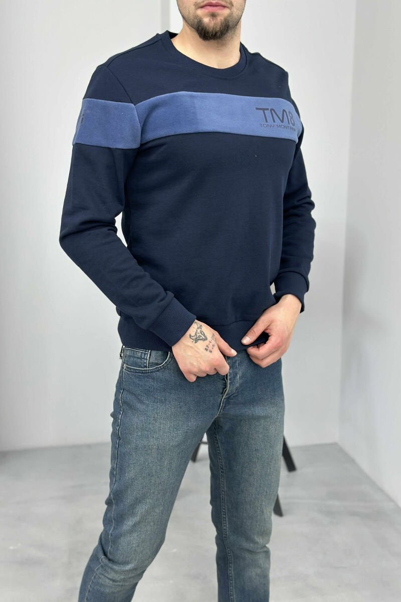 BLUZË E THJESHTE NJË NGJYRËSHE ME JAKË TE RRUMBULLAKËT PËR MESHKUJ NË NGJYRËN BLU TË ERRËT - 2