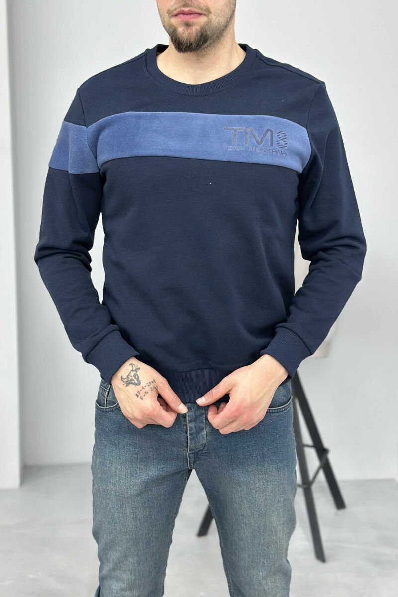 BLUZË E THJESHTE NJË NGJYRËSHE ME JAKË TE RRUMBULLAKËT PËR MESHKUJ NË NGJYRËN BLU TË ERRËT - 3
