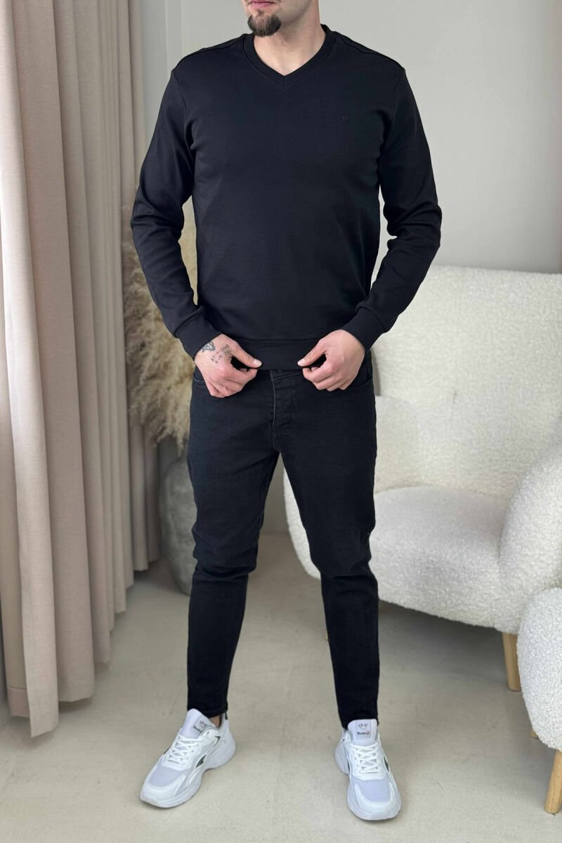 BLUZË E THJESHTË NJË NGJYRËSHE ME JAKE V PËR MESHKUJ NË NGJYRË TË ZEZË - 1