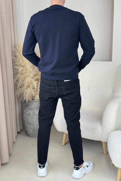 BLUZË E THJESHTË NJË NGJYRËSHE ME JAKE V PËR MESHKUJ NË NGJYRËN BLU TË ERRËT - 4