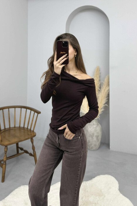 BLUZE E THJESHTE NJE NGJYRESHE ME MENGE TE GJATA PER FEMRA NE NGJYRE KAFE TE ERRET - 1