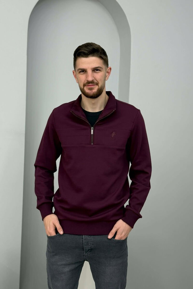 BLUZË ME JAKË ME ZINXHIR DHE LOGO TË VOGËL PËR MESHKUJ NË NGJYRË VISHNJË - 5