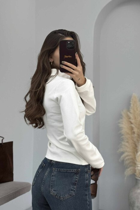BLUZE ME JAKE POLO DHE BUTONA PER FEMRA NE NGJYRE TE BARDHE - 4