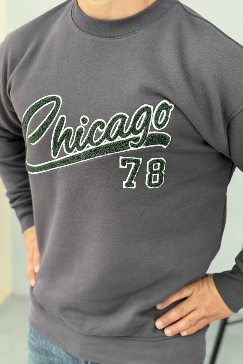 BLUZË ME PUSH DHE SHKRIM CHICAGO NË PJESËN PARA PËR MESHKUJ NË NGJYRËN GRI TË ERRËT - 2