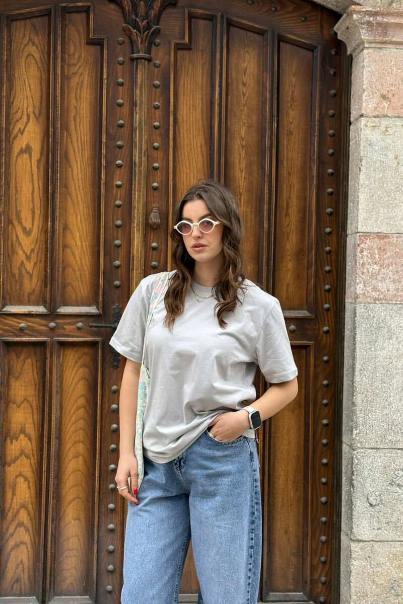 T-SHIRT NJE NGJYRESH PER FEMRA NE NGJYRE GRI HIRI + 6 PALE ÇORAPE DHURATE - 1