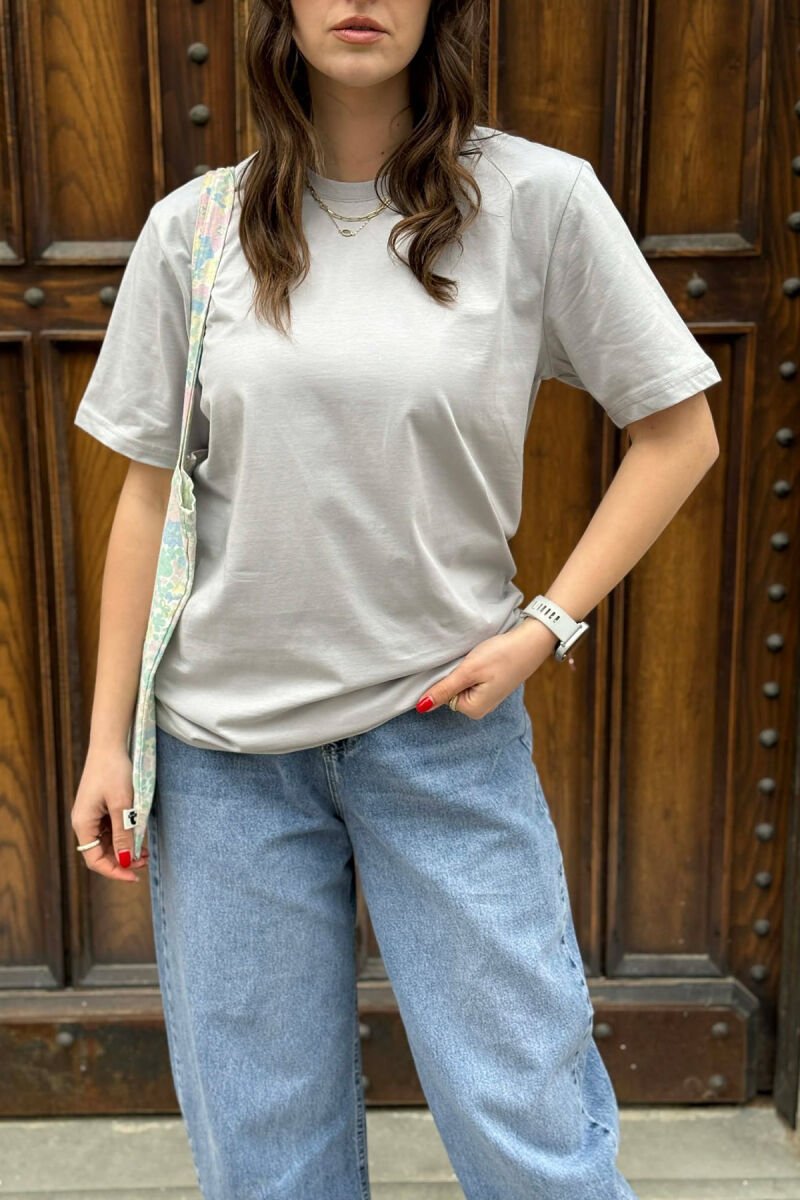 T-SHIRT NJE NGJYRESH PER FEMRA NE NGJYRE GRI HIRI + 6 PALE ÇORAPE DHURATE - 4