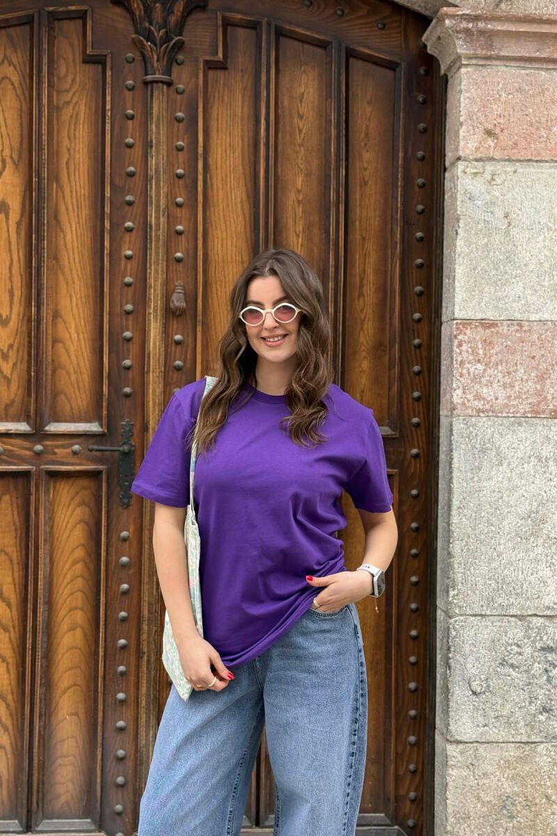 T-SHIRT NJE NGJYRESH PER FEMRA NE NGJYRE LEJLA TE ERRET+ 6 PALE ÇORAPE DHURATE - 4