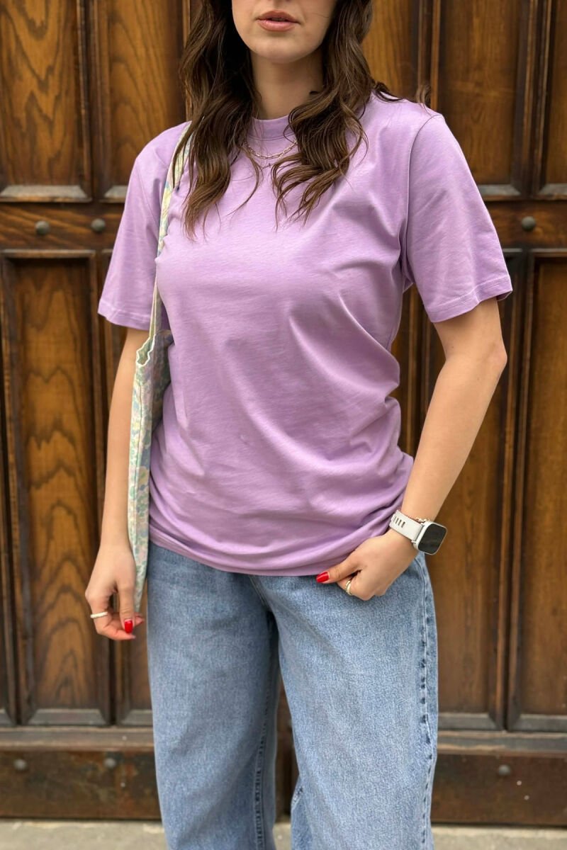 T-SHIRT NJE NGJYRESH PER FEMRA NE NGJYRE LEJLA + 6 PALE ÇORAPE DHURATE - 4