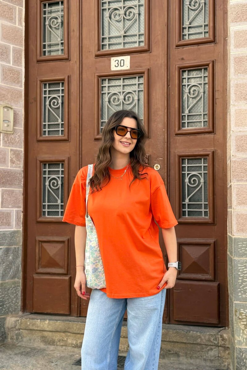 T-SHIRT NJE NGJYRESH PER FEMRA NE NGJYRE PORTOKALLI+ 6 PALE ÇORAPE DHURATE - 1