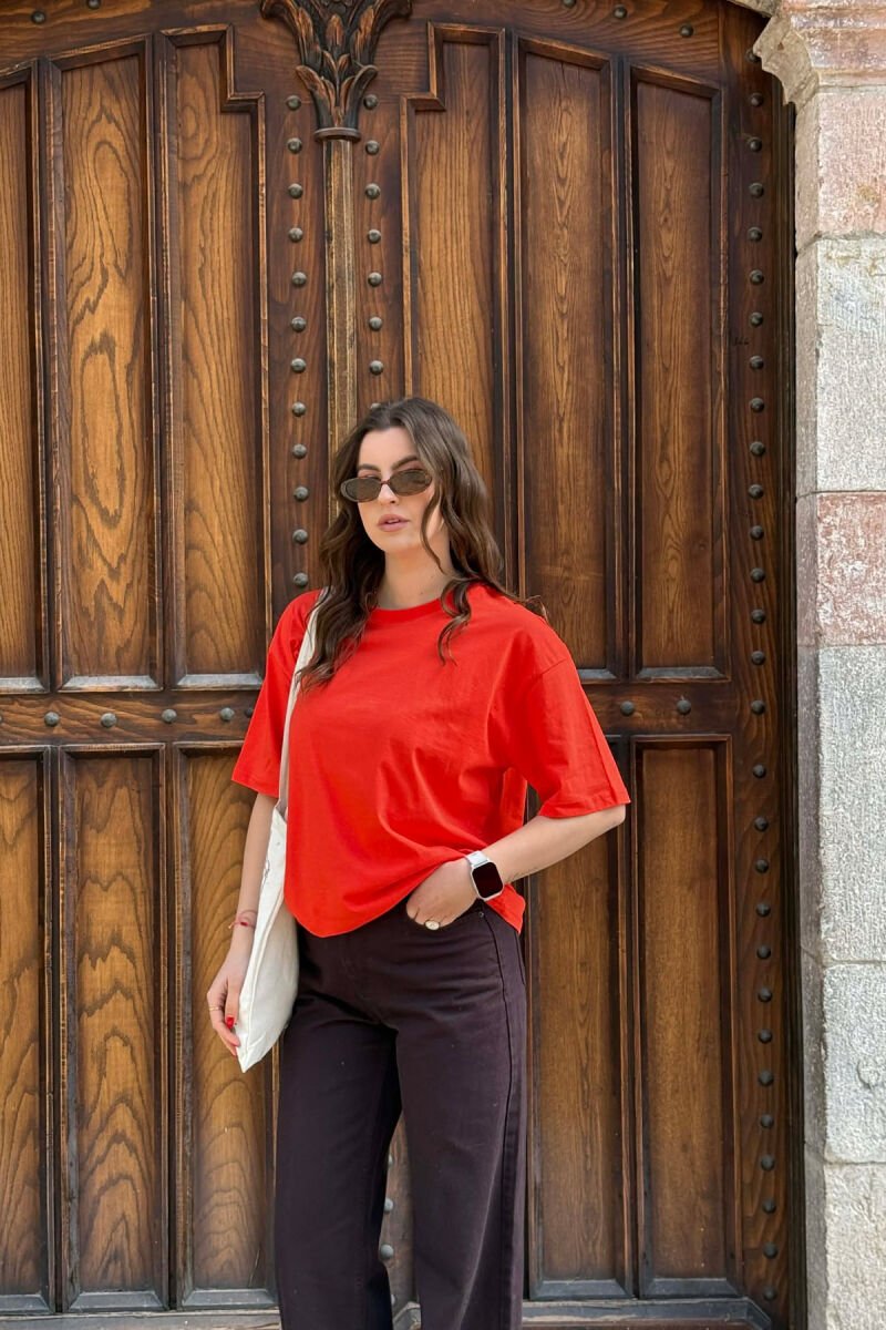 T-SHIRT NJE NGJYRESH PER FEMRA NE NGJYRE PORTOKALLI TE ERRET+ 6 PALE ÇORAPE DHURATE - 1