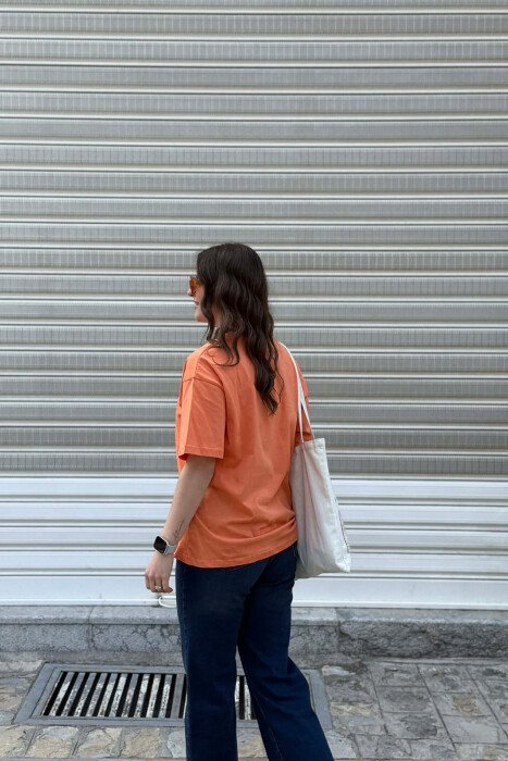 T-SHIRT NJE NGJYRESH PER FEMRA NE NGJYRE SALMON+ 6 PALE ÇORAPE DHURATE - 4