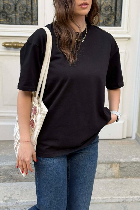 T-SHIRT NJE NGJYRESH PER FEMRA NE NGJYRE TE ZEZE+6 PALE ÇORAPE DHURATE - 3