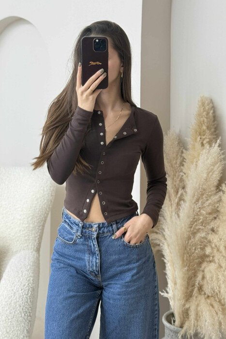 BLUZE NJE NGJYRESHE ME BUTONA PER FEMRA NE NGJYRE KAFE - 4