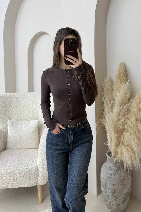 BLUZE NJE NGJYRESHE ME BUTONA PER FEMRA NE NGJYRE KAFE TE ERRET - 2