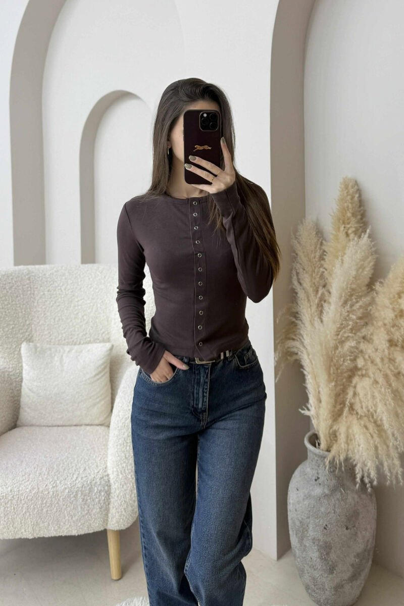 BLUZE NJE NGJYRESHE ME BUTONA PER FEMRA NE NGJYRE KAFE TE ERRET - 2