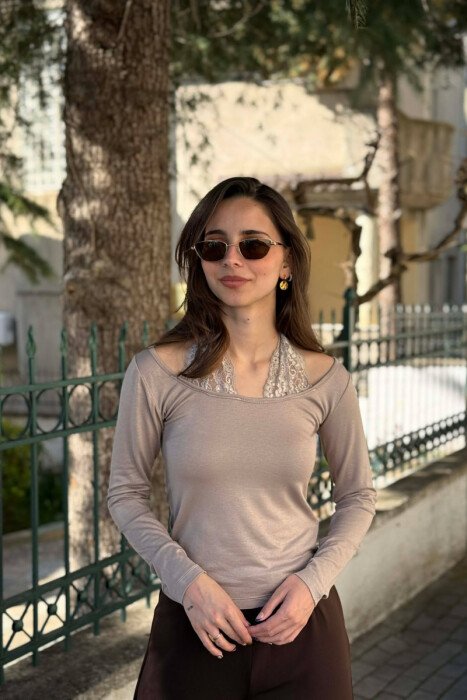 BLUZE NJE NGJYRESHE ME DETAJ DANTELLE PER FEMRA NE NGJYRE BEZHE - 1