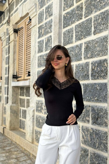 BLUZE NJE NGJYRESHE ME DETAJ DANTELLE PER FEMRA NE NGJYRE TE ZEZE - 3