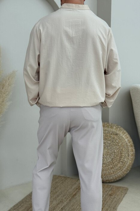 BLUZË NJË NGJYRËSHE ME KOPSA PËR MESHKUJ NË NGJYRËN BEZHË - 2