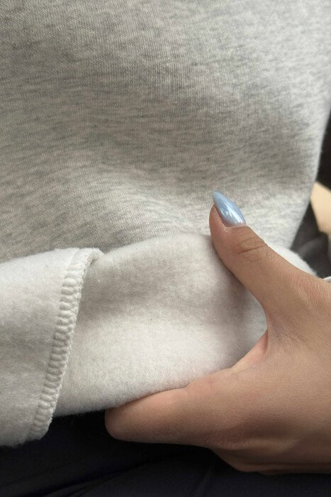 BLUZË NJËNGJYRËSHE E THJESHTË ME PUSH PËR FEMRA NË NGJYRËN GRI E ZBARDHUR - 4