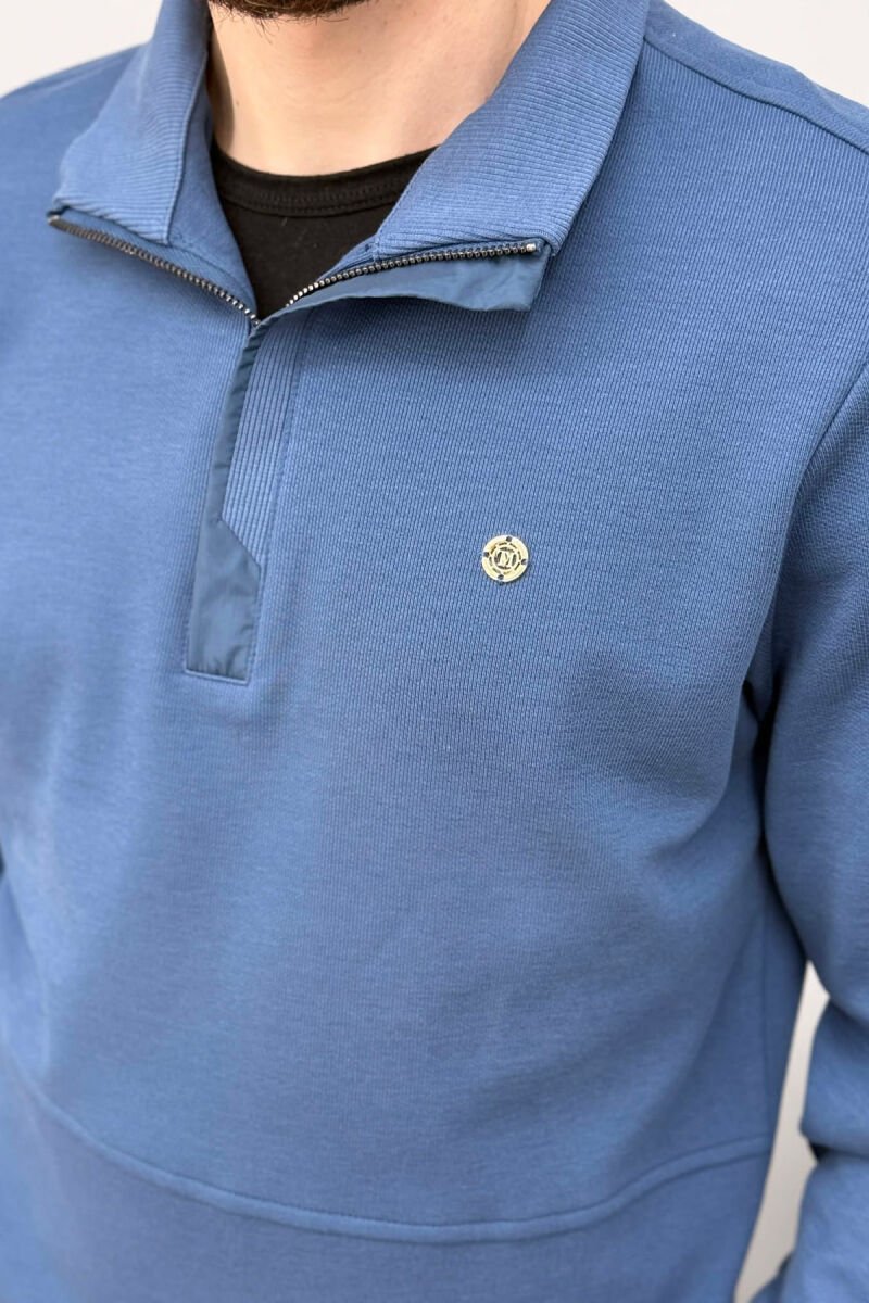 BLUZË NJËNGJYRËSHE ME LOGO TË VOGËL GOLD PËR MESHKUJ NË NGJYRËN BLU - 4