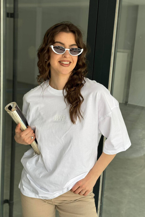 BLUZË OVERSIZE ME DETAJIN E SHKRIMIT PËR FEMRA NË NGJYRËN E BARDHË - 3