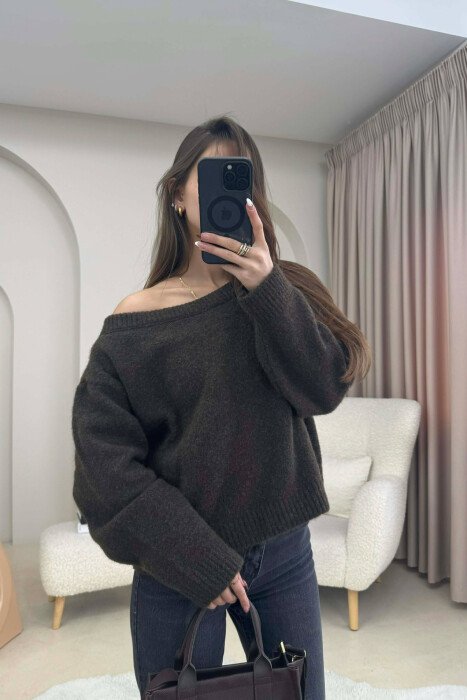 BOAT- NECK SHORT WOMAN SWEATER DARK BROWN/KAE 