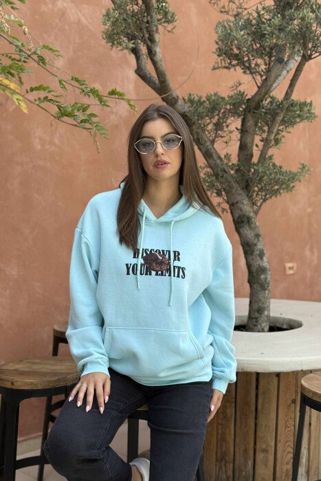 HOODIE ME PUSH DHE DIZAJN NGA TË DY ANËT PËR FEMRA NË NGJYRËN BLU TË ZBARDHUR 