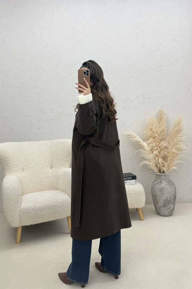 BUTTON DETAILS LONG WOMAN COAT DARK BROWN/KAE - 3
