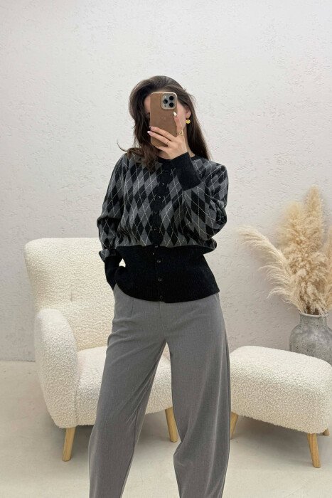 PULOVER ME KOPSA DHE DIZAJN ROMBESH PER FEMRA NE NGJYRE GRI TE ERRET - KLAUDIO FASHION
