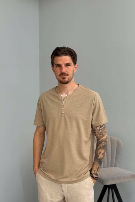 T-SHIRT I THJESHTË ME DETAJIN E KOPSAVE PËR MESHKUJ NË NGJYRËN BEZHË 