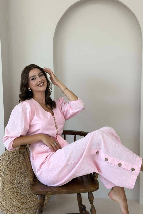 KOSTUM PËR FEMRA CROP DHE PANTALLONA NË NGJYRË BABY PINK 