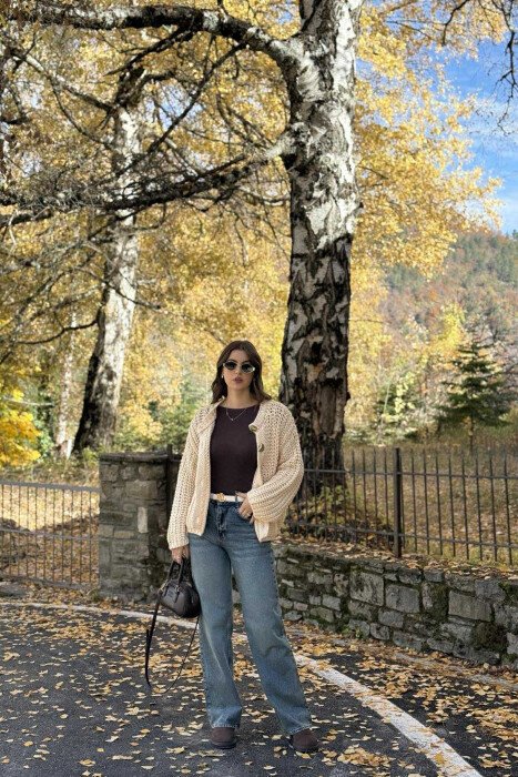 PULOVËR E THJESHTË E THURRUR E DETAJIN E BUTONAVE PËR FEMRA NË NGJYRË BEZHË 