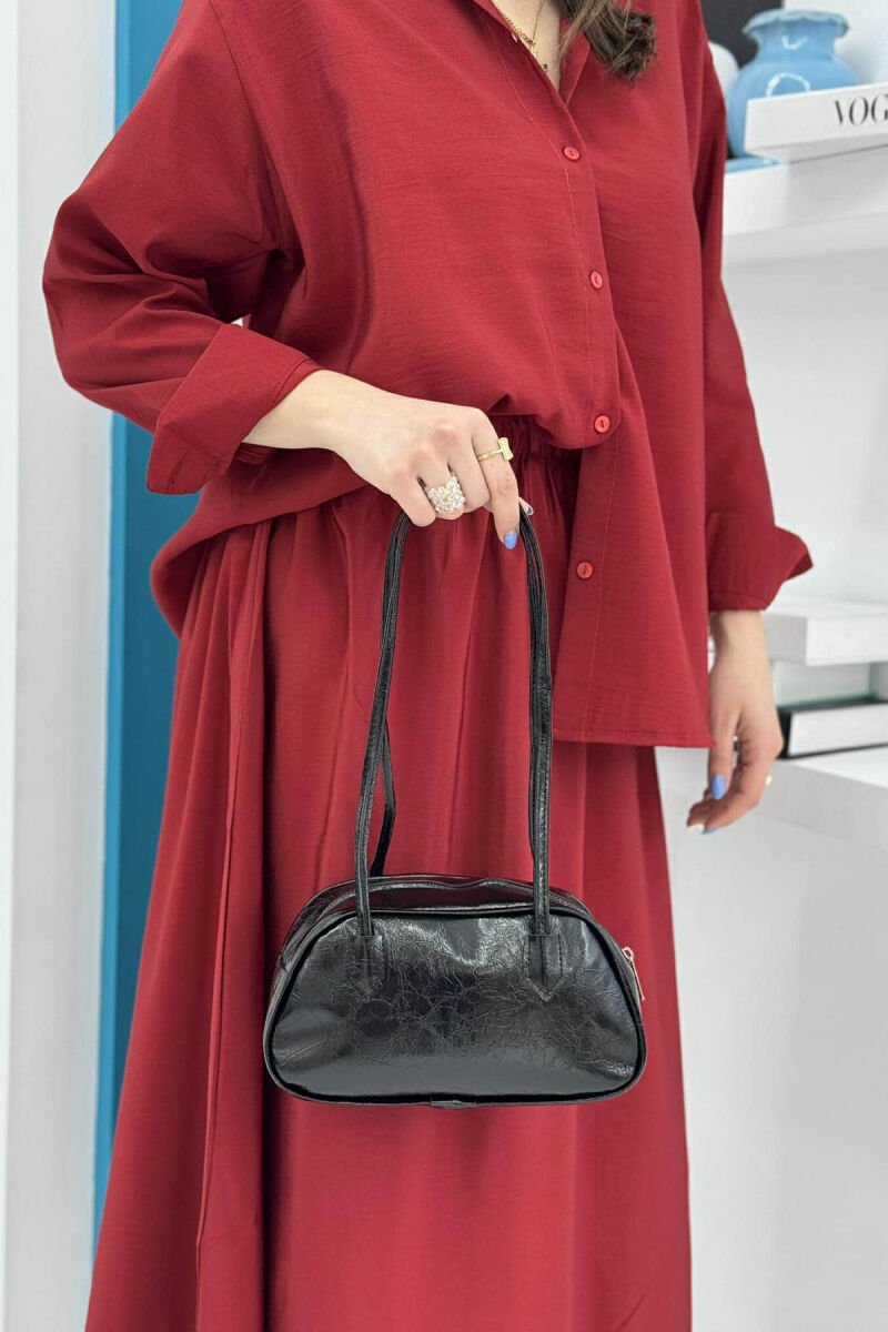 ÇANTË NJË NGJYRËSHE ME SHKËLQIM PËR FEMRA NË NGJYRËN E ZEZË - 3