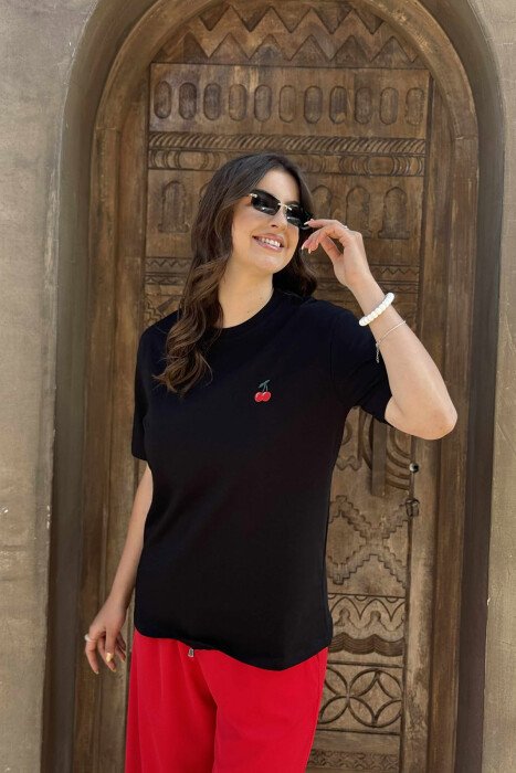 T-SHIRT NJË NGJYRËSH ME LOGON E QERSHISË PËR FEMRA NË NGJYRËN E ZEZË 
