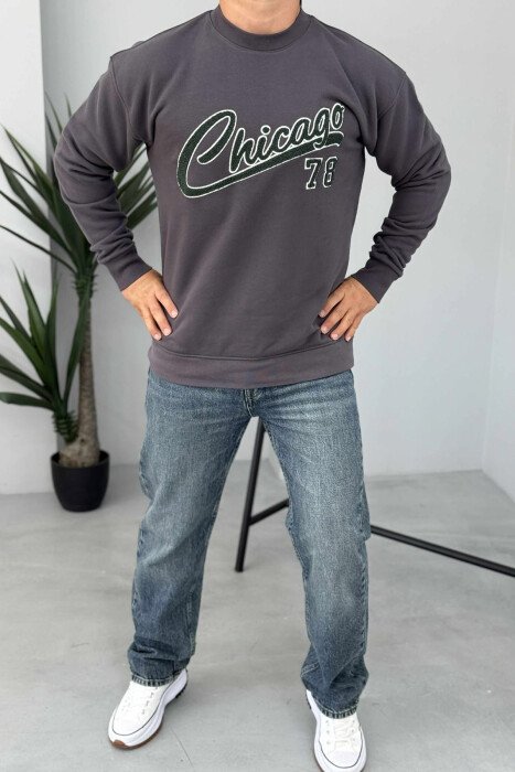 BLUZË ME PUSH DHE SHKRIM CHICAGO NË PJESËN PARA PËR MESHKUJ NË NGJYRËN GRI TË ERRËT - KLAUDIO FASHION