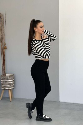 CROP ME VIJA PËR FEMRA NË NGJYRËN E BARDHË ME TË ZEZË - 3