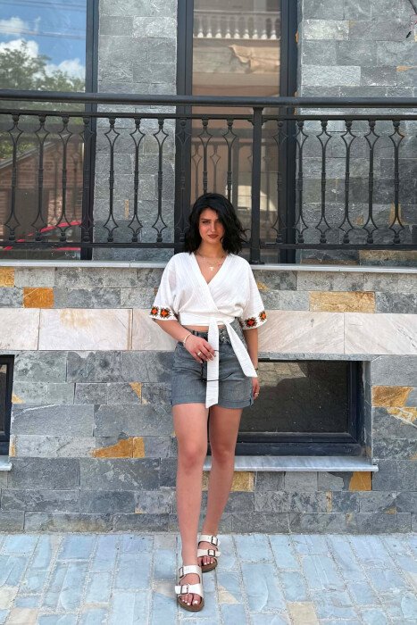 CROP TOP ME DETAJE QENDISJESH PER FEMRA NE NGJYRE TE BARDHE - 1