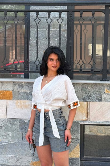 CROP TOP ME DETAJE QENDISJESH PER FEMRA NE NGJYRE TE BARDHE - 2