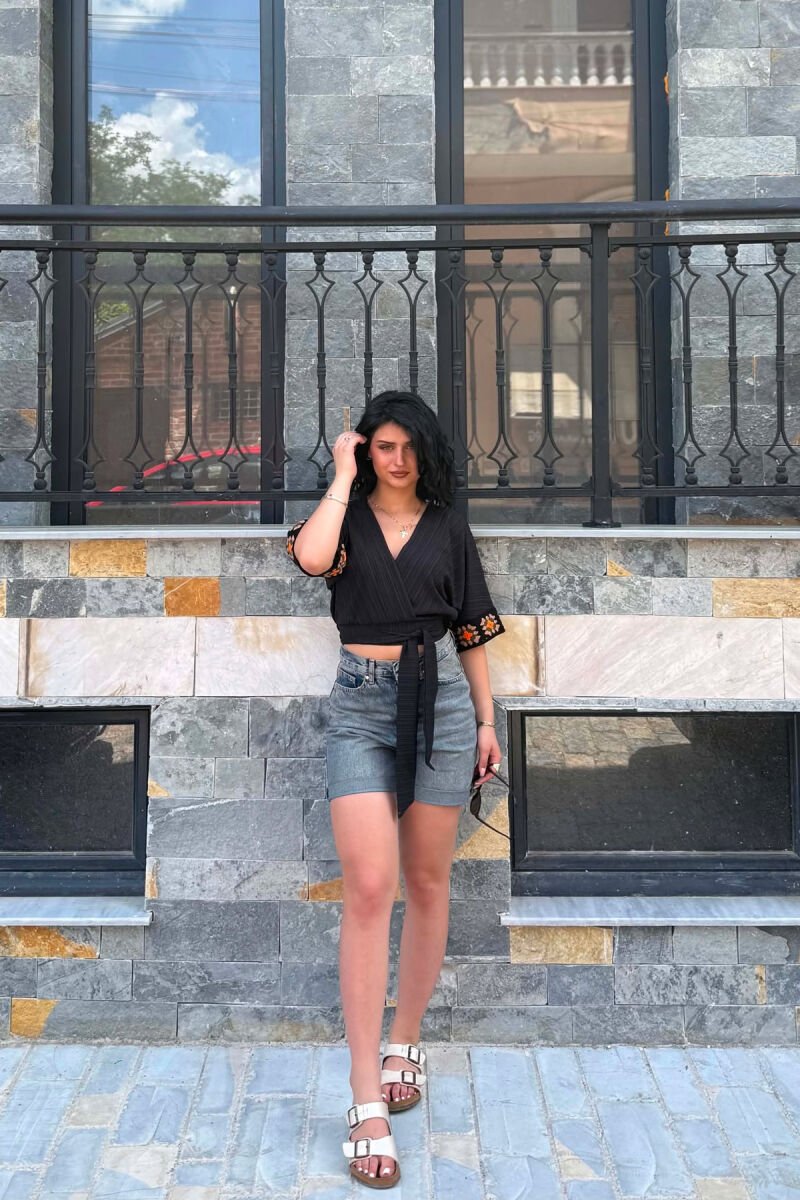 CROP TOP ME DETAJE QENDISJESH PER FEMRA NE NGJYRE TE ZEZE - 1