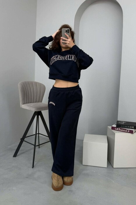 CROPPED SWEATSHIRT+SWEATPANTS WRITTINGS WOMEN SET DARK BLUE/BEE - KLAUDIO FASHION