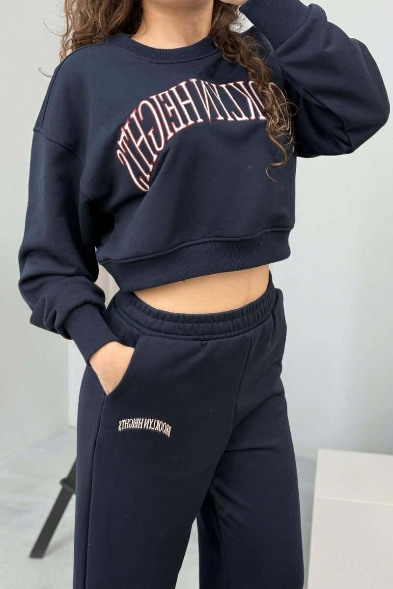CROPPED SWEATSHIRT+SWEATPANTS WRITTINGS WOMEN SET DARK BLUE/BEE - 2