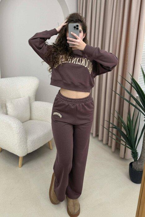 CROPPED SWEATSHIRT+SWEATPANTS WRITTINGS WOMEN SET DARK BROWN/KAE - KLAUDIO FASHION