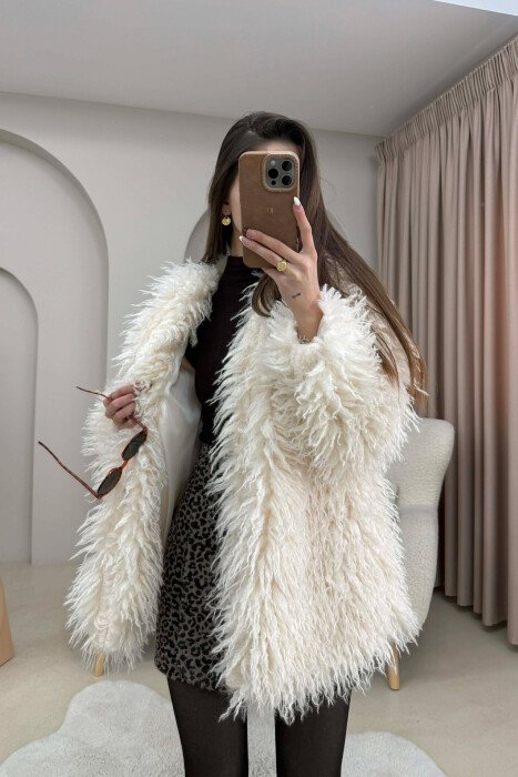 CURLY SHORT BUTTONED NECK DETAIL FAUX FUR WOMEN COAT WHITE-E BARDHE - 5