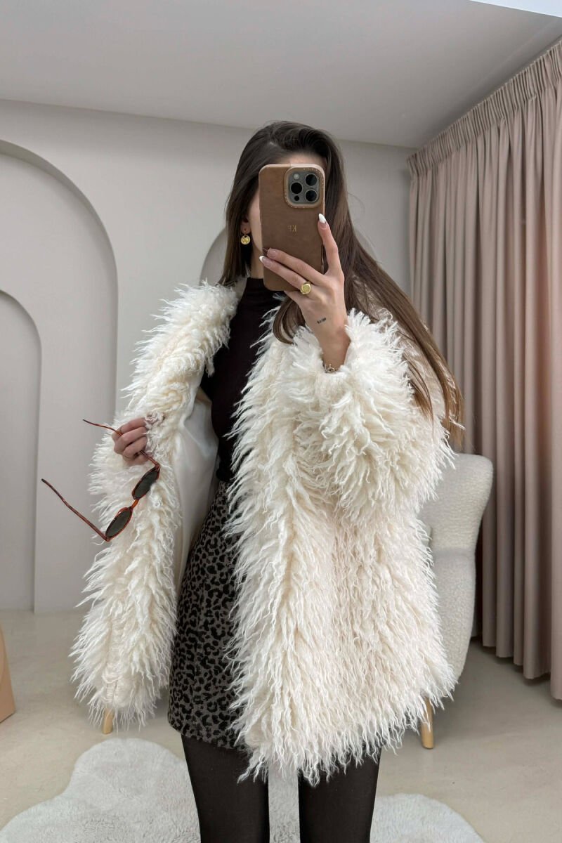 CURLY SHORT BUTTONED NECK DETAIL FAUX FUR WOMEN COAT WHITE-E BARDHE - 5