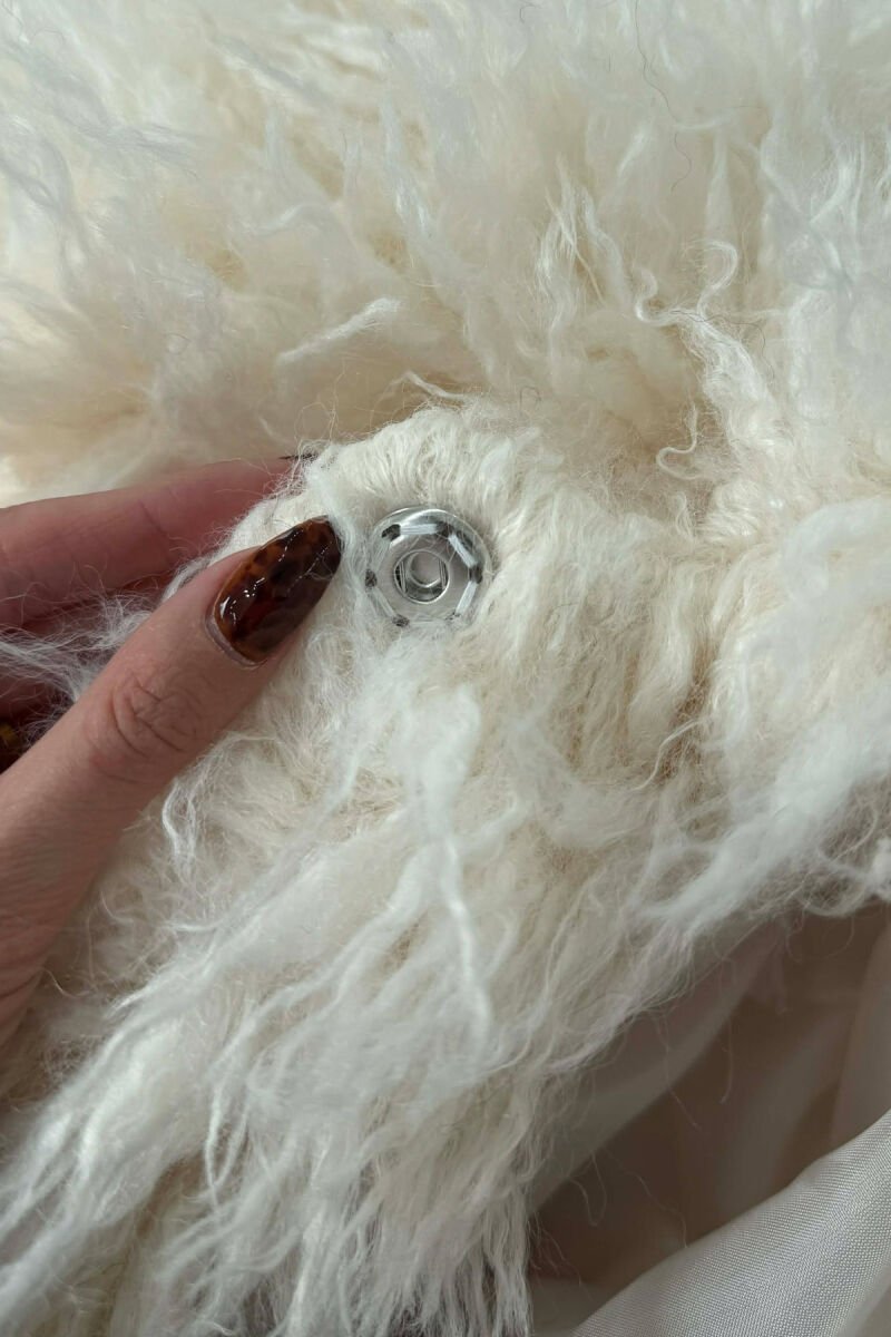 CURLY SHORT BUTTONED NECK DETAIL FAUX FUR WOMEN COAT WHITE-E BARDHE - 6